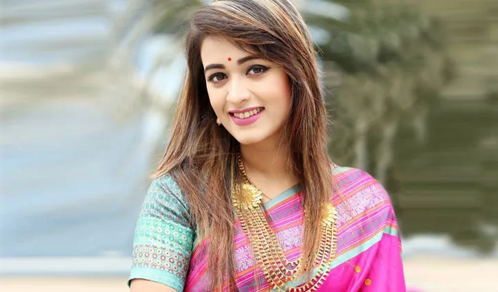 আলোচিত অভিনেত্রী অহনা রহমান