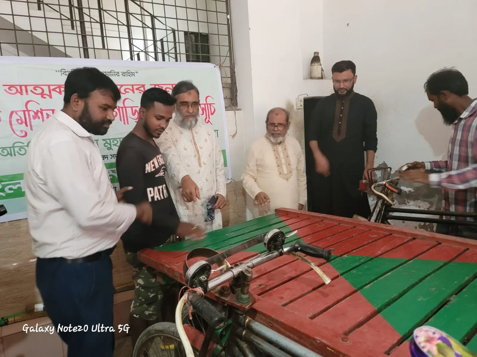 ডা. শফিকুর রহমানের পক্ষে কাফরুলে ভ্যান ও রিকশা বিতরণ