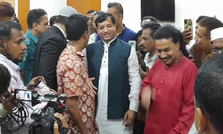 ‘স্বতন্ত্র প্রার্থী’ হিসেবে মনোনয়নপত্র জমা দিলেন জাহাঙ্গীর