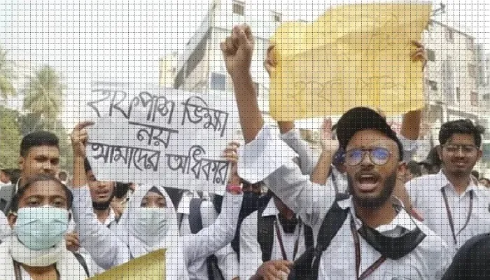 রাজধানীতে হাফ পাস কার্যকরের সিদ্ধান্ত প্রত্যাখ্যান করেছে শিক্ষার্থীরা
