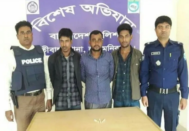 হাতীবান্ধায় মাদক সেবনকালে ৩ জন আটক