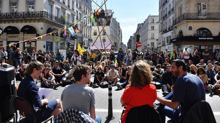 Climate activists block IMF Paris office doors