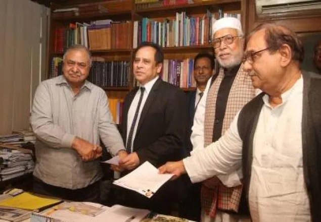 ড. কামালের হাতে মনোনয়নপত্র জমা দিলেন রেজা কিবরিয়া
