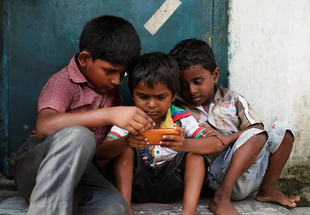 শিশুদের মোবাইল ফোন ব্যবহার কতটা ভয়াবহ?