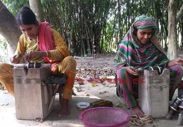 রাণীনগরে রুলিবালা তৈরী করে স্বচ্ছলতা ফিরেছে নারীদের