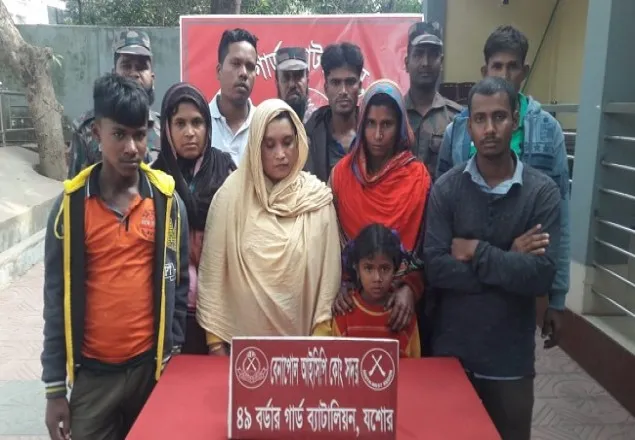 বেনাপোলে ১১ নারী-পুরুষ আটক
