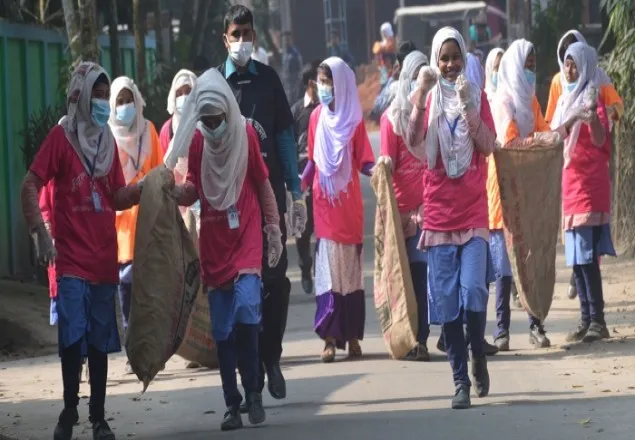হাতীবান্ধায় শিক্ষার্থীদের উদ্যোগে শহর পরিষ্কার অভিযান