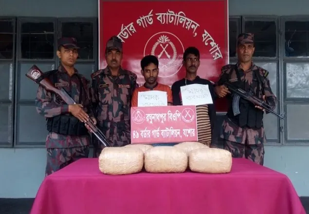 বেনাপোল সীমান্তে ১০ কেজি গাঁজাসহ আটক ২