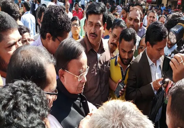 মনোনয়ন প্রাপ্তদের চিঠি দিচ্ছে আ. লীগ