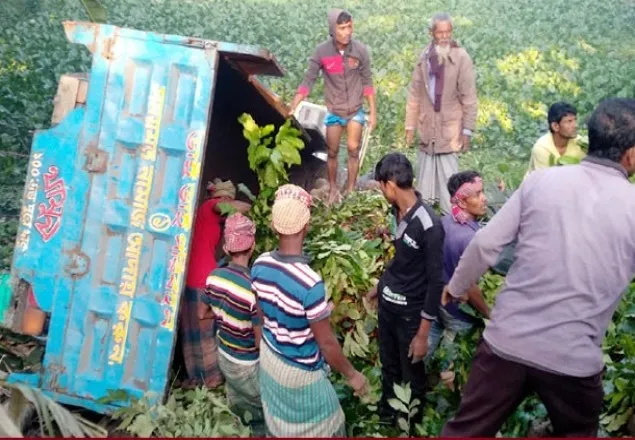 মাদারীপুরে পিকআপ ভ্যান খাদে পড়ে নিহত ২ 