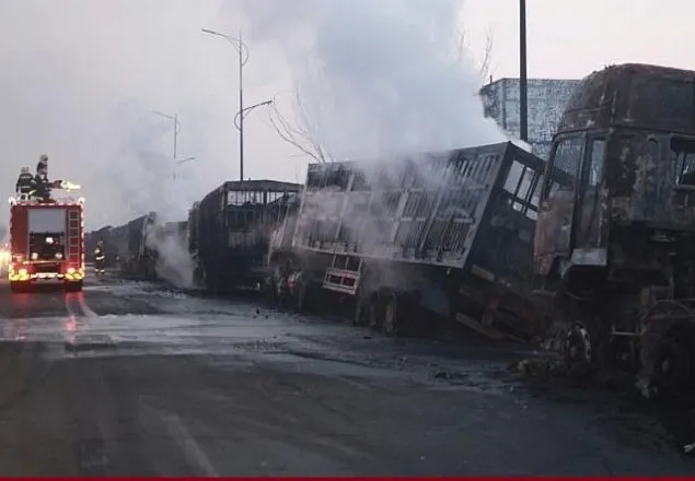 চীনে রাসায়নিক কারখানার সামনে বিস্ফোরণে নিহত ২২, আগুন ৫০ গাড়িতে 