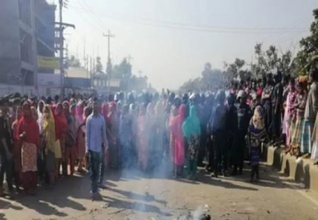 গাজীপুরে পোশাক শ্রমিকদের মহাসড়ক অবরোধ 