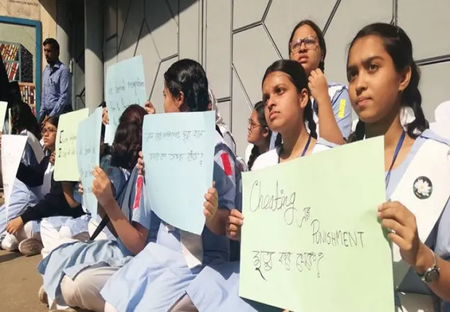 রাস্তায় ভিকারুননিসার শিক্ষার্থীরা