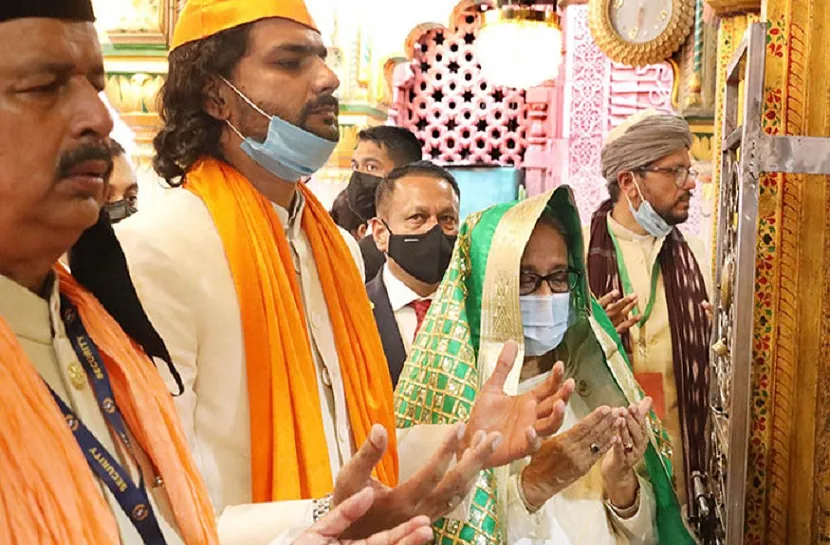 দিল্লিতে নিজামুদ্দিন আউলিয়ার মাজার জিয়ারত করলেন প্রধানমন্ত্রী