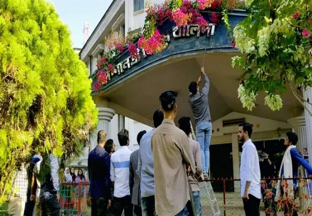 চবির খালেদা জিয়া হলের নাম মুছে-ফলক নামিয়ে দিল ছাত্রলীগ
