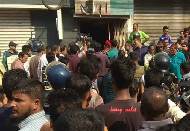 রাজধানীতে এক সন্তানকে হত্যার পর আরেকজনকে জিম্মি করে রেখেছে বাবা