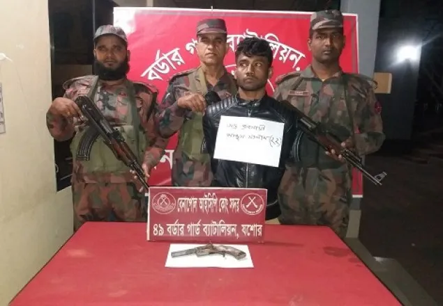 বেনাপোলে পিস্তলসহ যুবক আটক