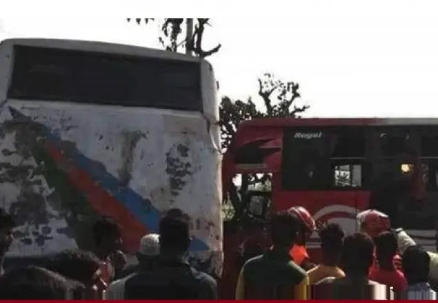 নরসিংদীতে দু’বাসের মুখোমুখি সংঘর্ষে নিহত ৪ 