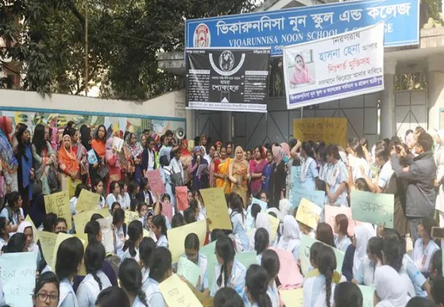 শিক্ষার্থীদের অনশন ভাঙলেন সদ্য নিয়োগপ্রাপ্ত অধ্যক্ষ
