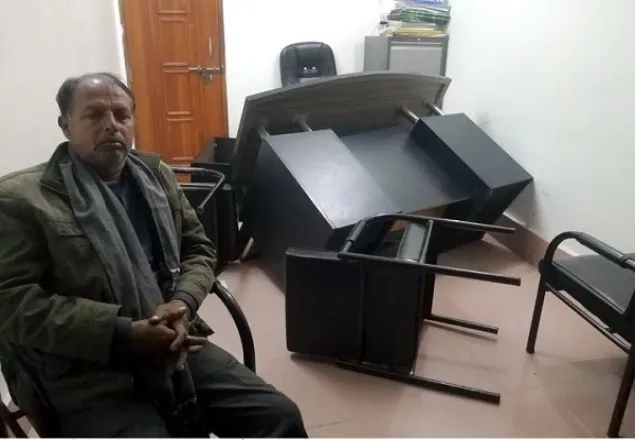 ঝিনাইদহে ঐক্যফ্রন্ট প্রার্থীর ব্যবসায়িক প্রতিষ্ঠানে ছাত্রলীগ-যুবলীগের হামলা, আহত ১০