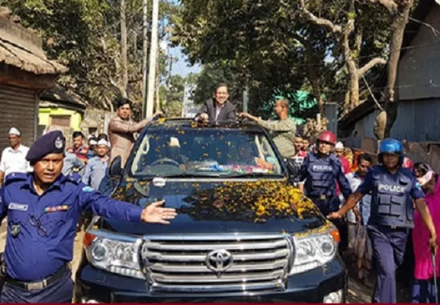 পুলিশ প্রটোকলে আইনমন্ত্রীর গণসংযোগ 