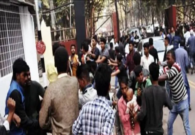 বুদ্ধিজীবী থেকে ফেরার পথে ড.কামালের গাড়িবহরে হামলা