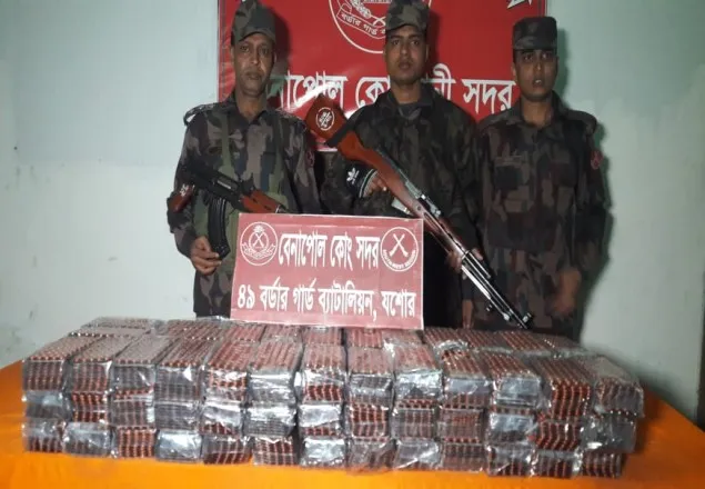 বেনাপোলে চা ও মাদক দ্রব্য জব্দ করে বিজিবি