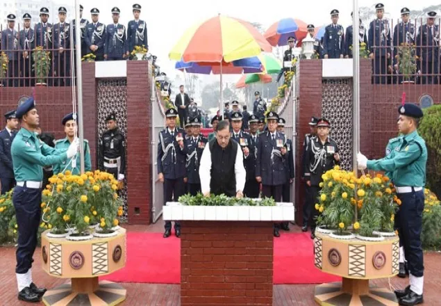 বিজয় দিবসে শহীদ পুলিশ সদস্যদের প্রতি শ্রদ্ধা