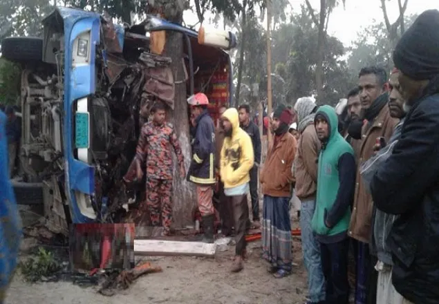 বাগেরহাটে যাত্রীবাহী বাস উল্টে নিহত ৩