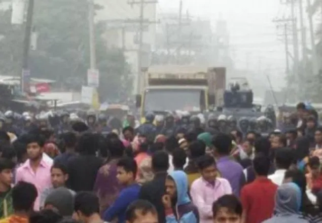 সাভারে গার্মেন্টস কর্মীদের রাস্তা অবরোধ 