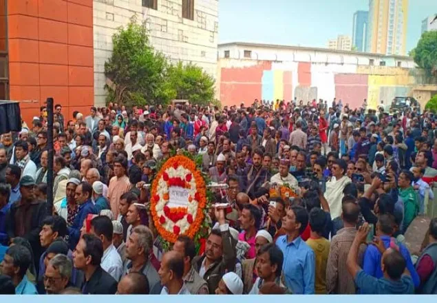 আমজাদ হোসেনের শেষ  বিদায় জানাতে মানুষের ভিড়