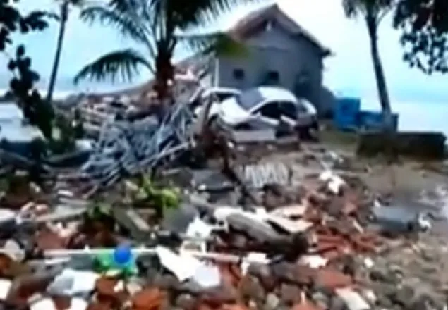 ইন্দোনেশিয়ায় সুনামির আঘাতে নিহত ৪৩