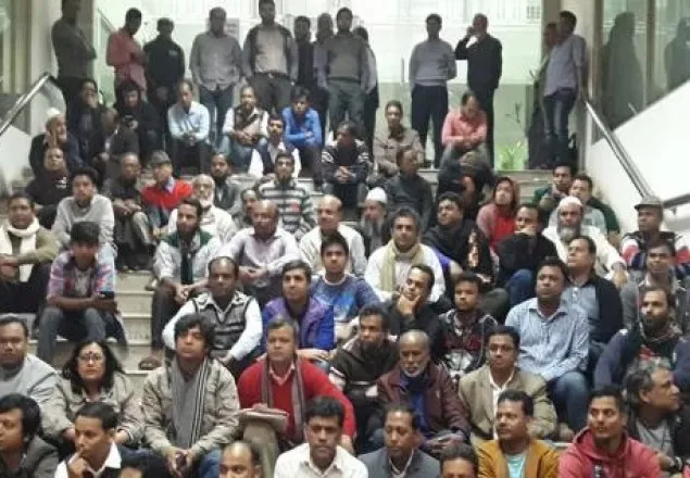 ২৬ মাসের বকেয়া বেতনের দাবিতে 'জনকণ্ঠে' বিক্ষোভ