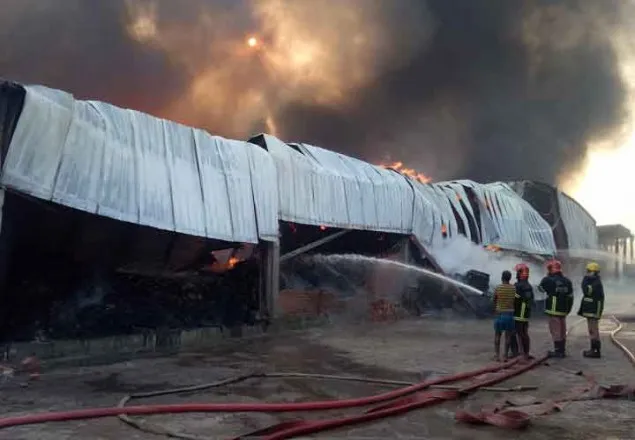 গাজীপুরে সারাহ জুট মিলে অগ্নিকাণ্ড