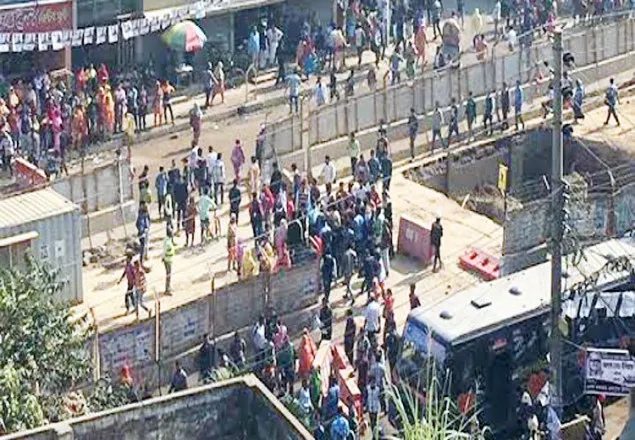 মিরপুরে পোশাক শ্রমিকদের সড়ক অবরোধ