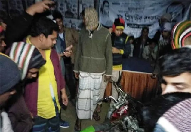 আ. লীগের নির্বাচনী অফিসে ককটেল হামলার সময় আটক নৌকার সমর্থক