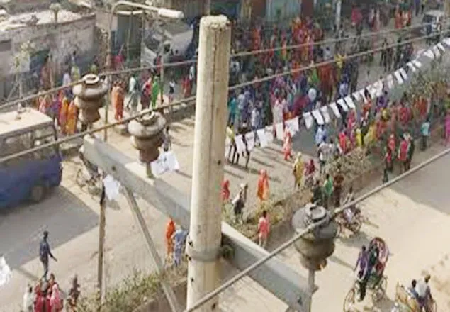 মিরপুরে পোশাক শ্রমিকদের সড়ক অবরোধ