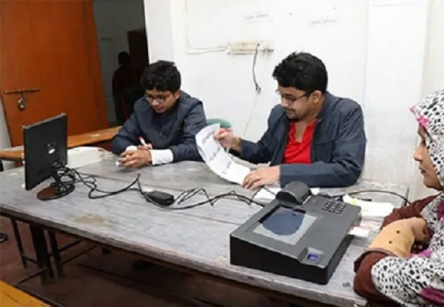 ভোটকক্ষে সাংবাদিকদের ঢুকতে দিচ্ছে না পুলিশ