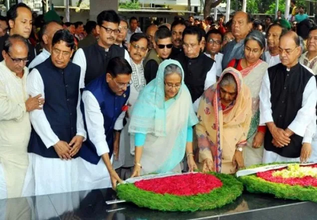 বঙ্গবন্ধুর প্রতিকৃতিতে শেখ হাসিনার শ্রদ্ধা