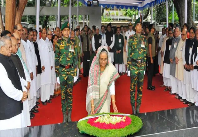 বঙ্গবন্ধুর প্রতিকৃতিতে শেখ হাসিনার শ্রদ্ধা