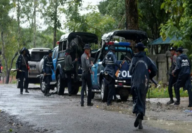 রাখাইনে বৌদ্ধ বিদ্রোহীদের হামলায় ১৩ পুলিশ নিহত