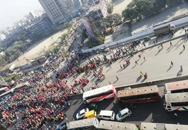 পোশাক শ্রমিকদের বিক্ষোভে উত্তরায় যান চলাচলের পথ বন্ধ