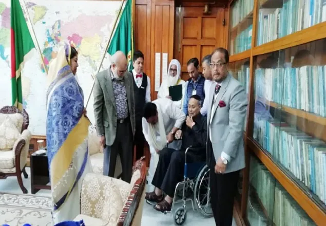 হুইল চেয়ারে এসে শপথ নিলেন এরশাদ