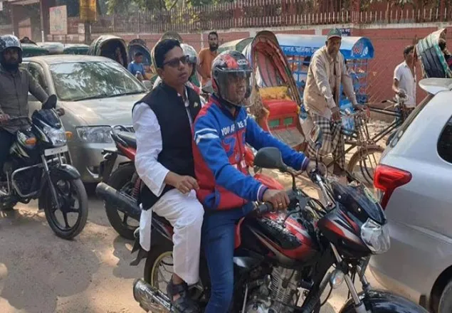 হেলমেট ছাড়াই বাইকে চড়ে অফিসে গেলেন পলক