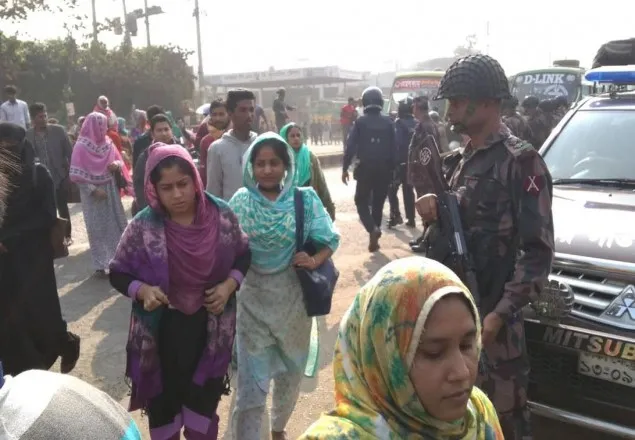 সাভারে শ্রমিকদের ওপর পুলিশের লাঠিচার্জ, আহত ৩০