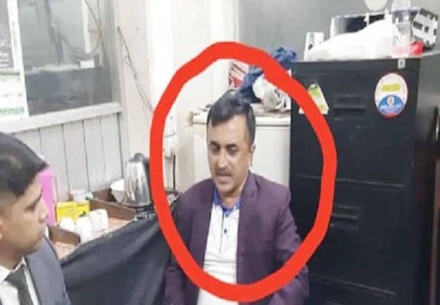 ৬ লাখ টাকা ঘুষসহ রাজস্ব কর্মকর্তা আটক