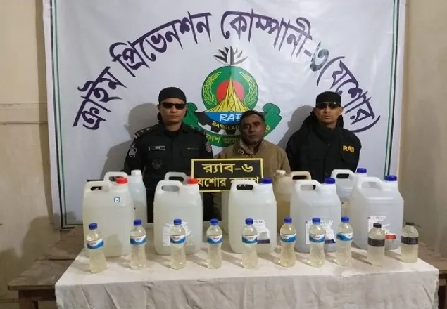 বেনাপোলে র‌্যাবের অভিযান, মদসহ ব্যবসায়ী আটক