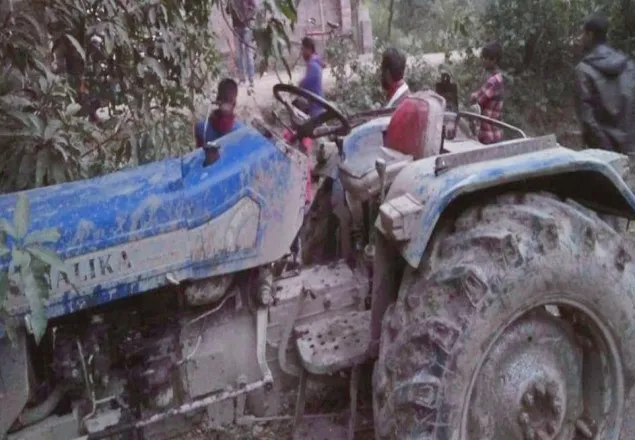 যশোরে ট্রাক্টর উল্টে যুবক নিহত