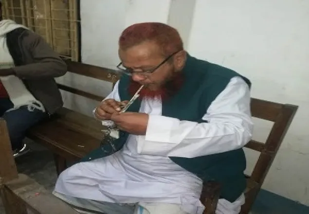 ডিবি অফিসে চরমোনাই পীরের চাচাত ভাইয়ের ইয়াবা সেবনের ছবি ভাইরাল