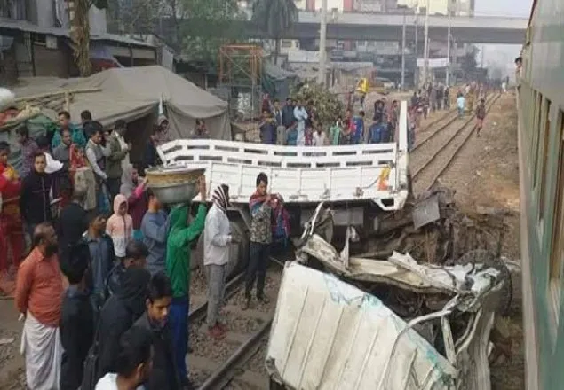 রেললাইনে বিকল ট্রাককে ট্রেনের ধাক্কা